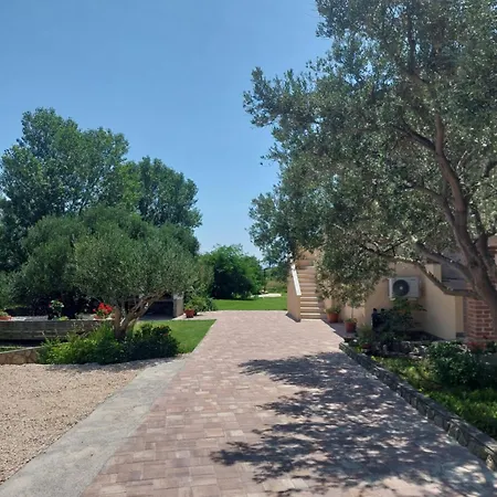 Moderni Tina 아파트 Mundanije